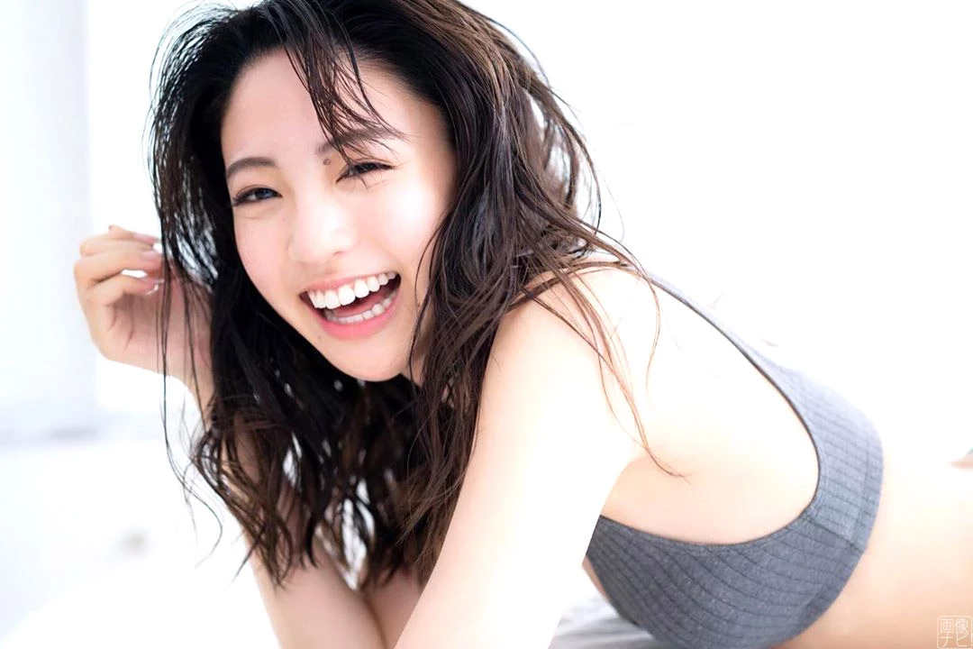 志田友美 アイドル界最高のエロ美脚画像