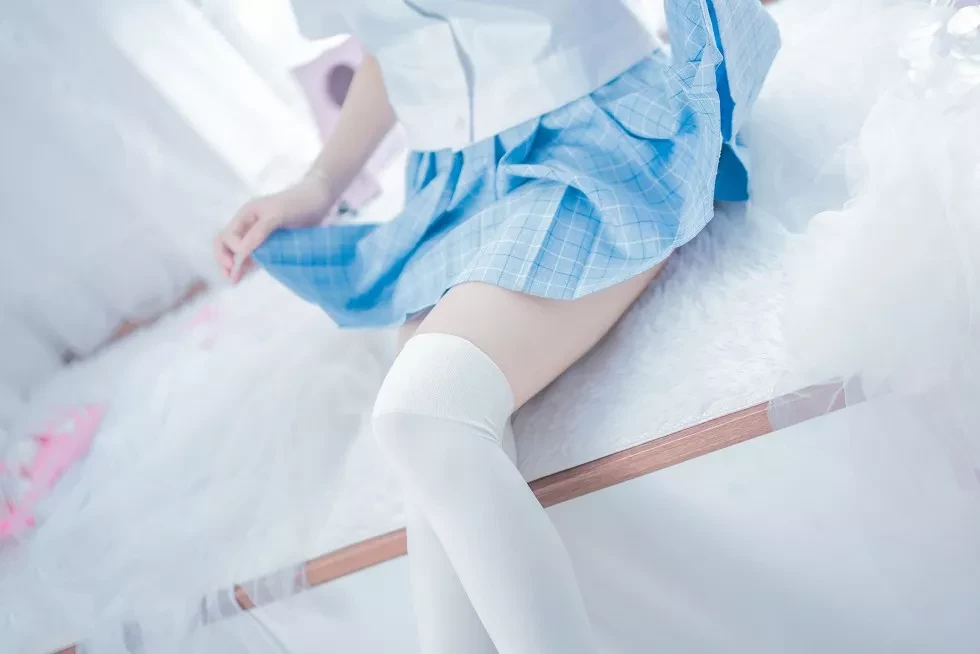 [Cosplay精选]网络美女猫君君MaoJun清凉一夏主题短裙下白丝美腿写真46P