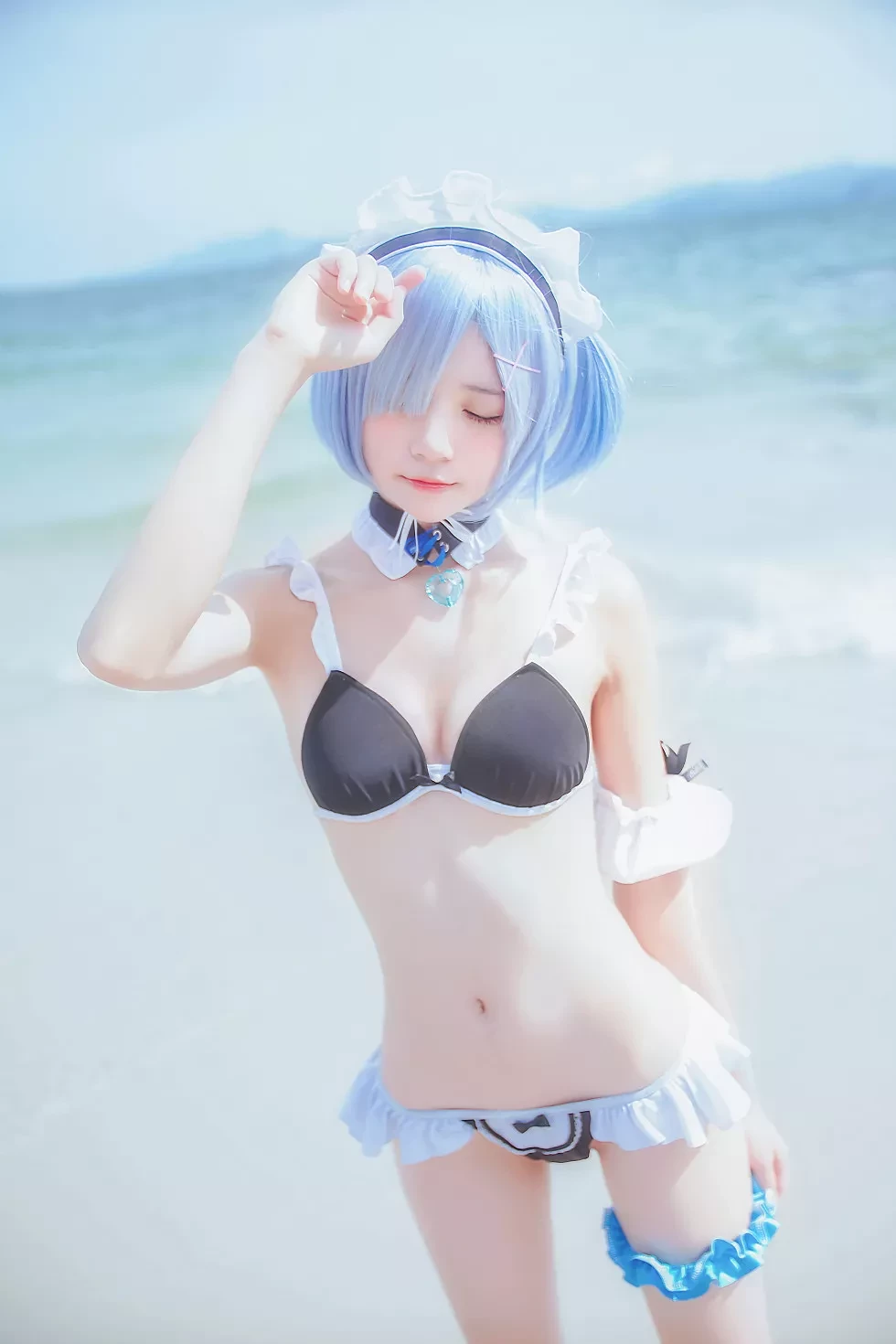 [Cosplay精选]萝莉风COS桜桃喵之蕾姆COS海边沙滩性感内衣诱惑写真48P