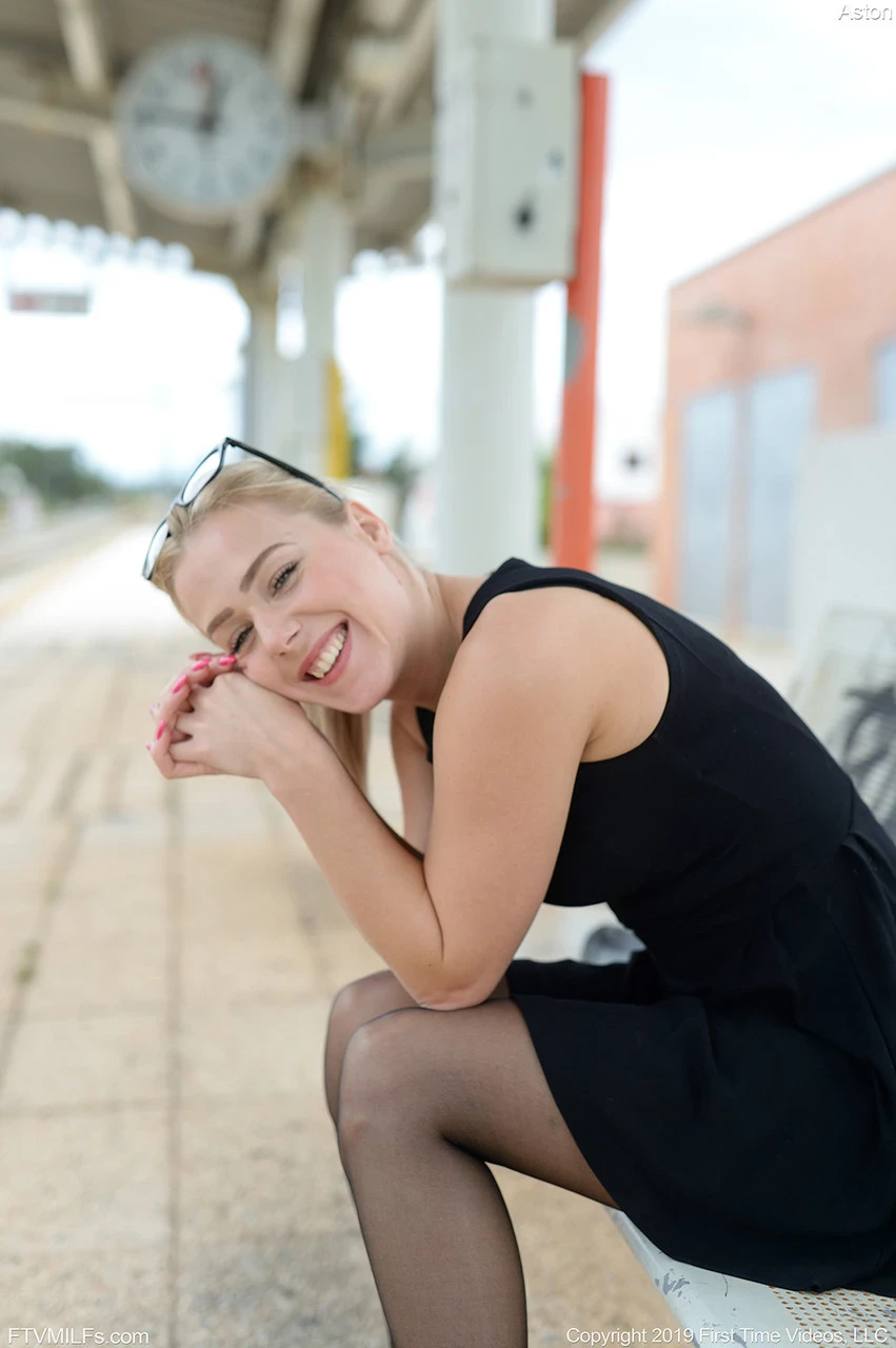 Kinky MILF Aston inserts glasses in her cunt while waiting for a train to come [19P]