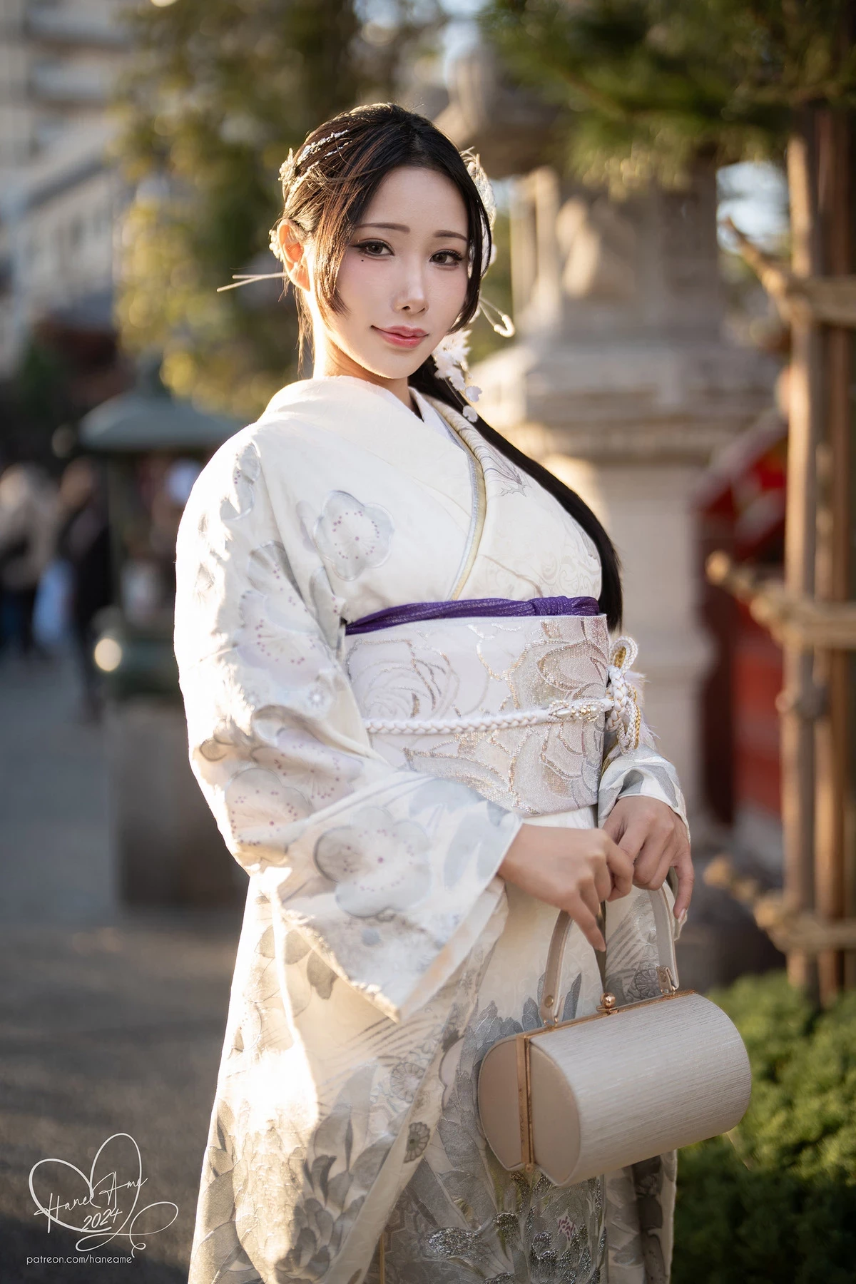 Coser美女雨波_HaneAme新年和服主题寺庙外性感银白色和服秀曼妙身姿迷人诱惑写真32P