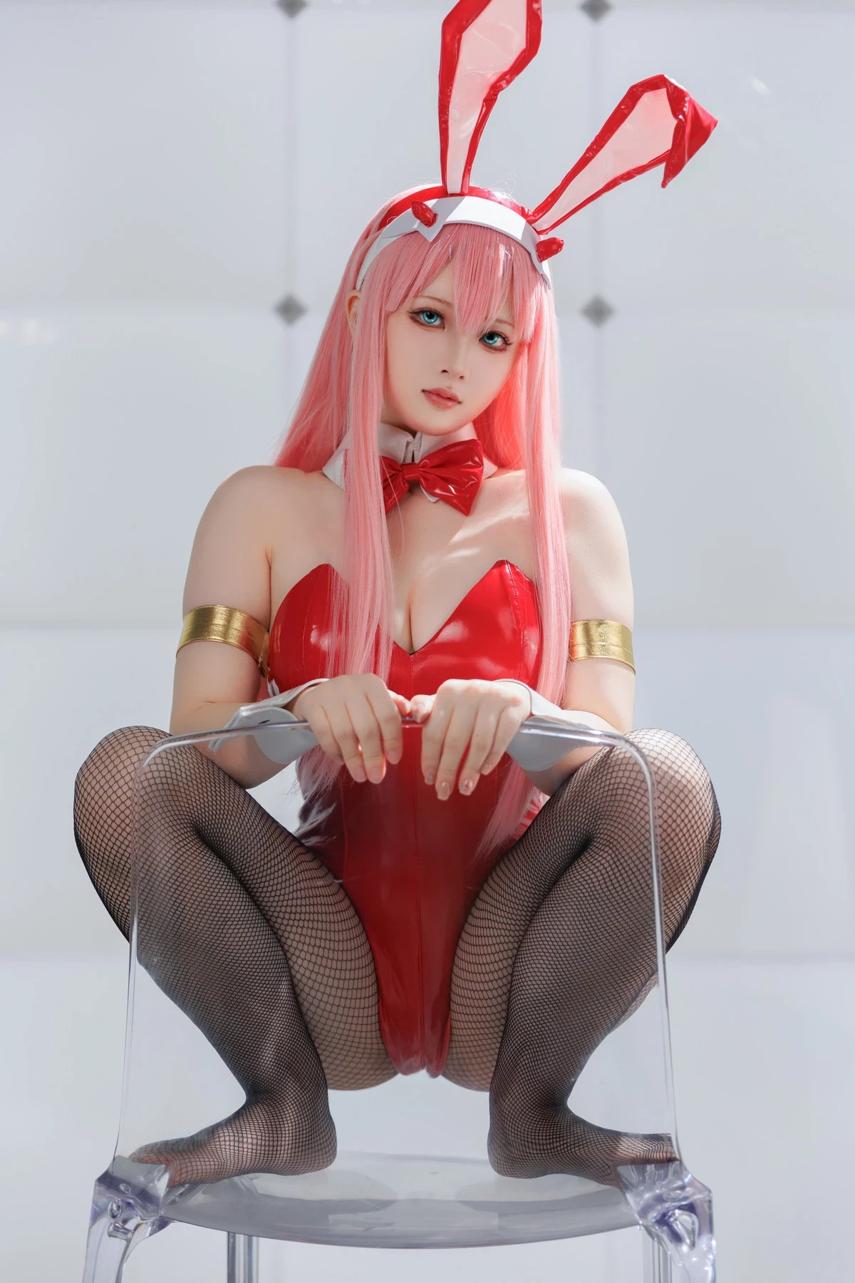 Coser美女屿鱼Zero Two主题兔女郎装扮性感红色皮质连体衣配黑丝网袜完美诱惑写真39P