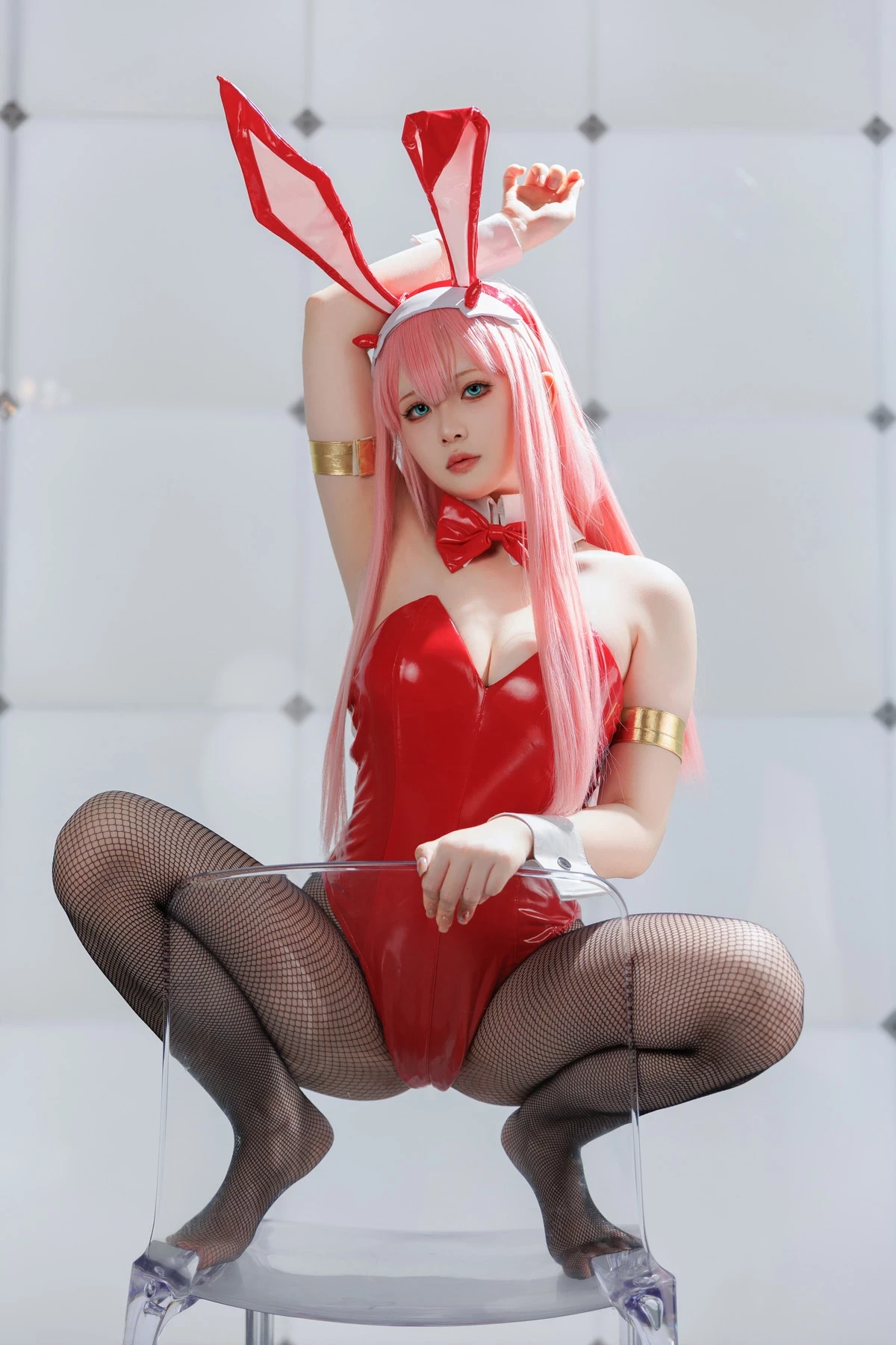 Coser美女屿鱼Zero Two主题兔女郎装扮性感红色皮质连体衣配黑丝网袜完美诱惑写真39P