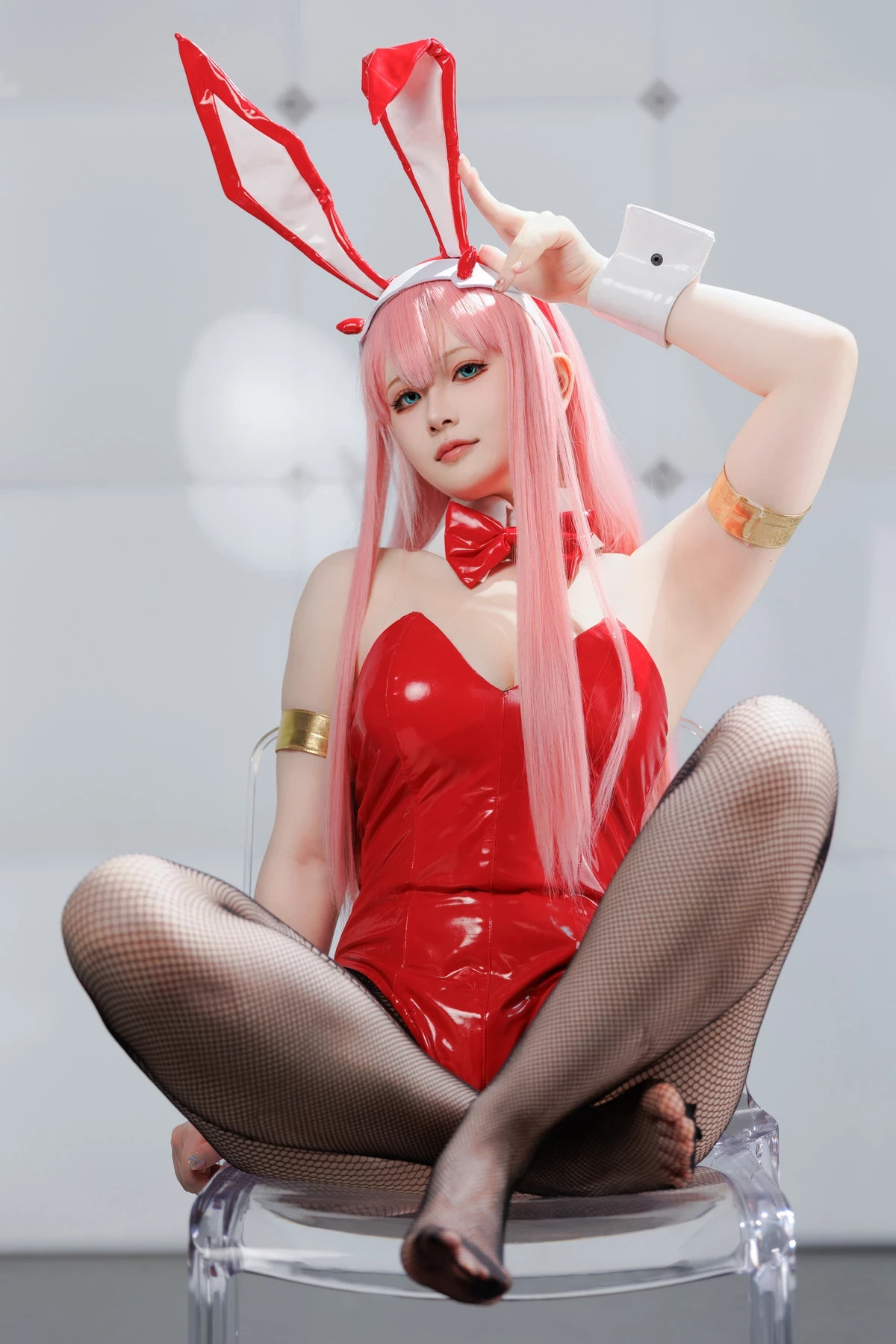 Coser美女屿鱼Zero Two主题兔女郎装扮性感红色皮质连体衣配黑丝网袜完美诱惑写真39P