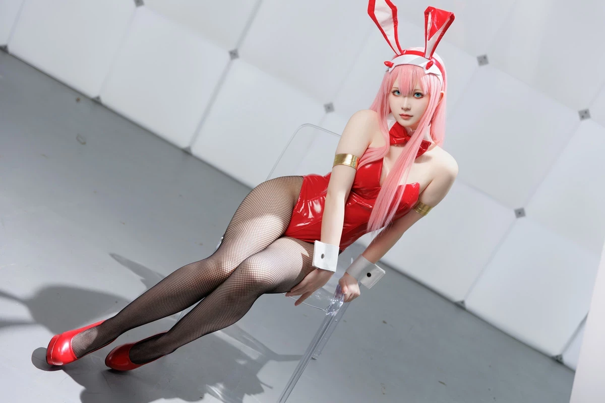 Coser美女屿鱼Zero Two主题兔女郎装扮性感红色皮质连体衣配黑丝网袜完美诱惑写真39P