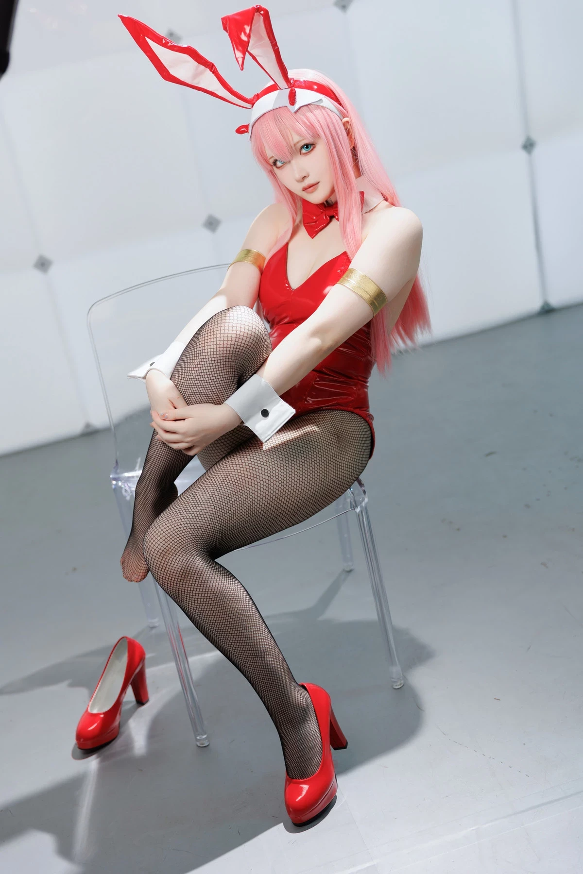 Coser美女屿鱼Zero Two主题兔女郎装扮性感红色皮质连体衣配黑丝网袜完美诱惑写真39P