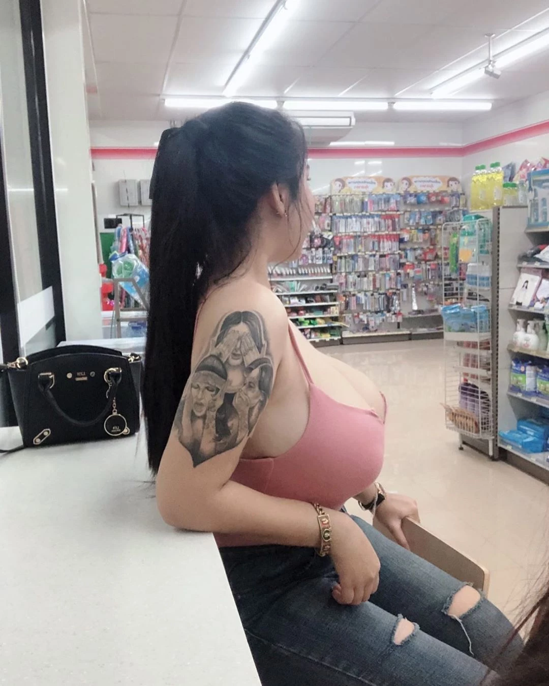 侧乳邪恶视角过于暴力 超深乳沟看了一览无遗