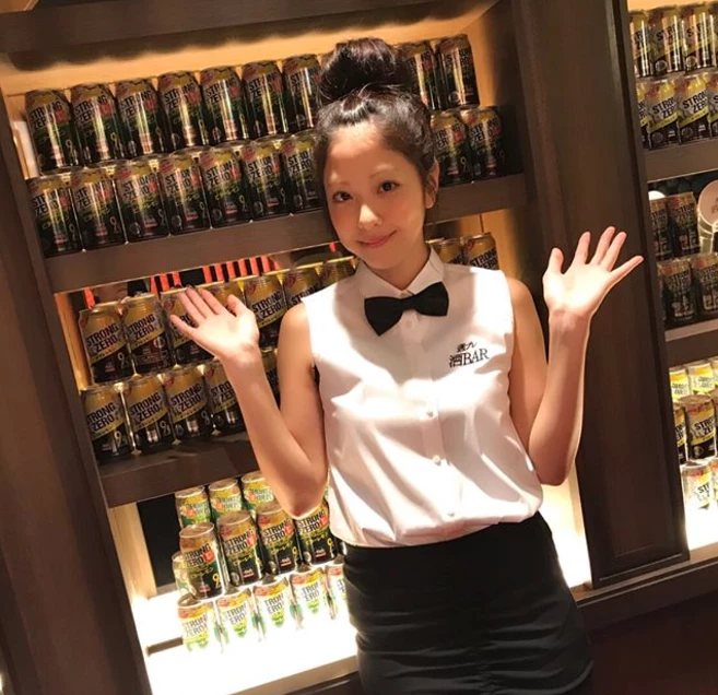 超正女酒保原来是个隐乳正妹！当她换上战斗服瞬间就想喷鼻血：我的女神94ni