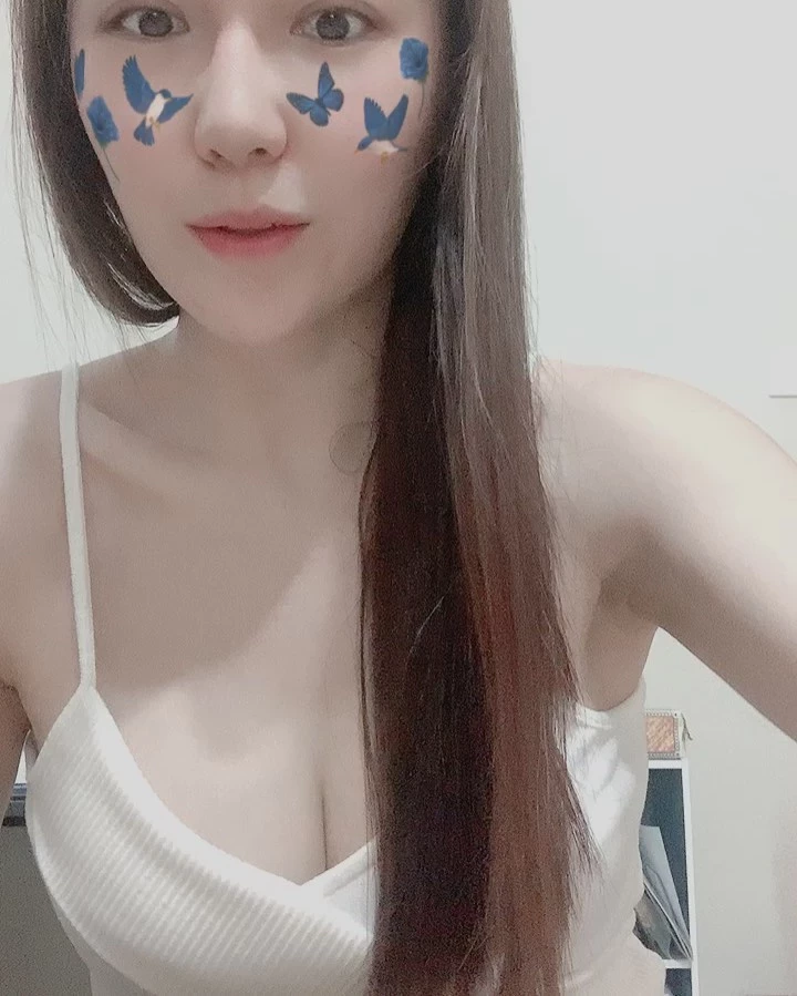 美妆师娘娘 Angel Lau 长相甜美 身材姣好。