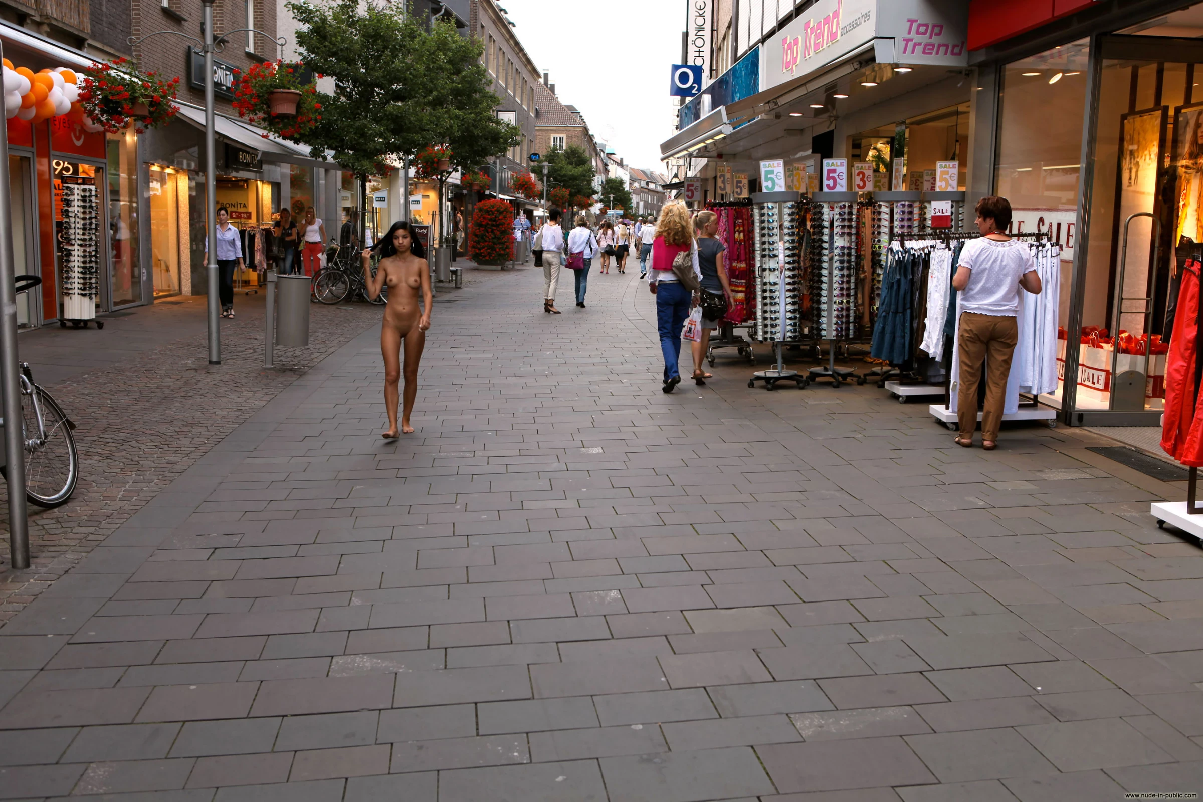 Nika V public nude walk in city [195P]