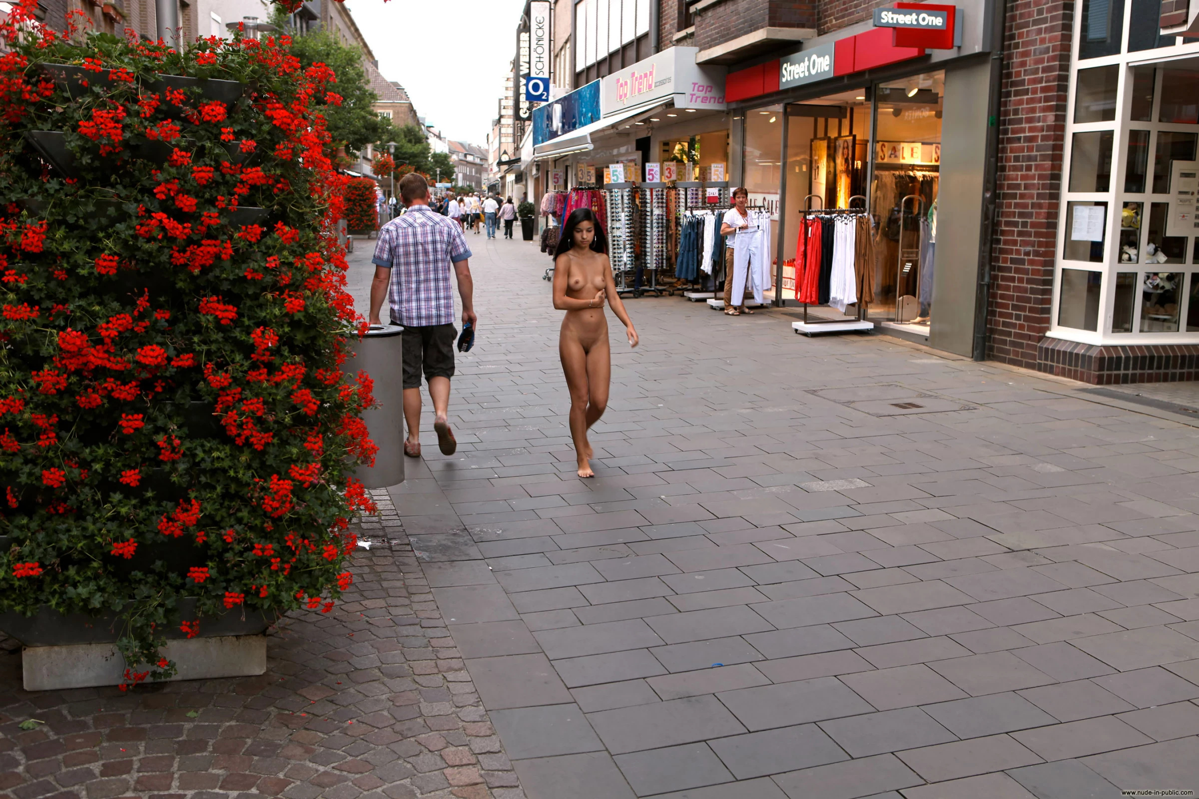 Nika V public nude walk in city [195P]