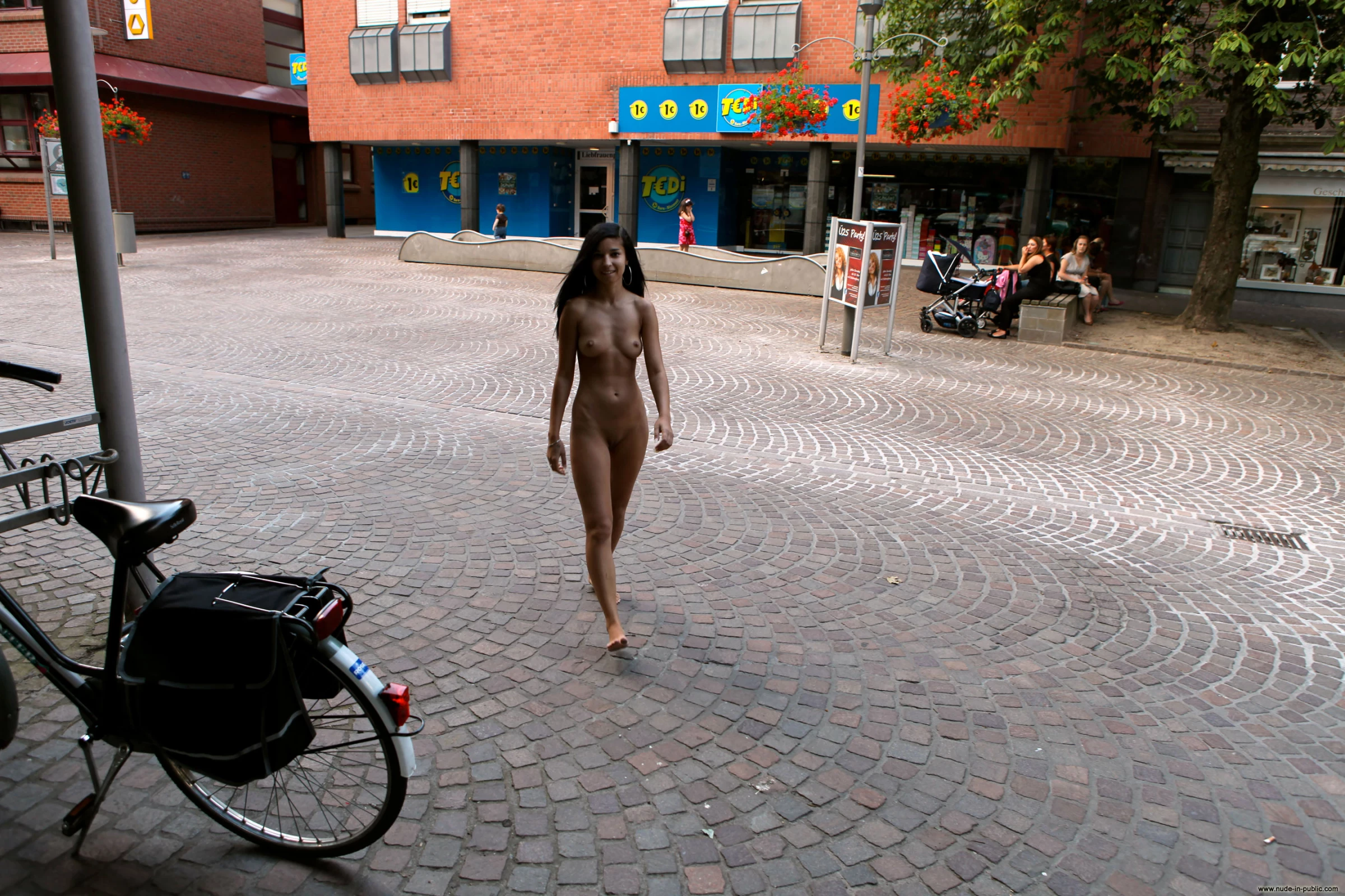 Nika V public nude walk in city [195P]