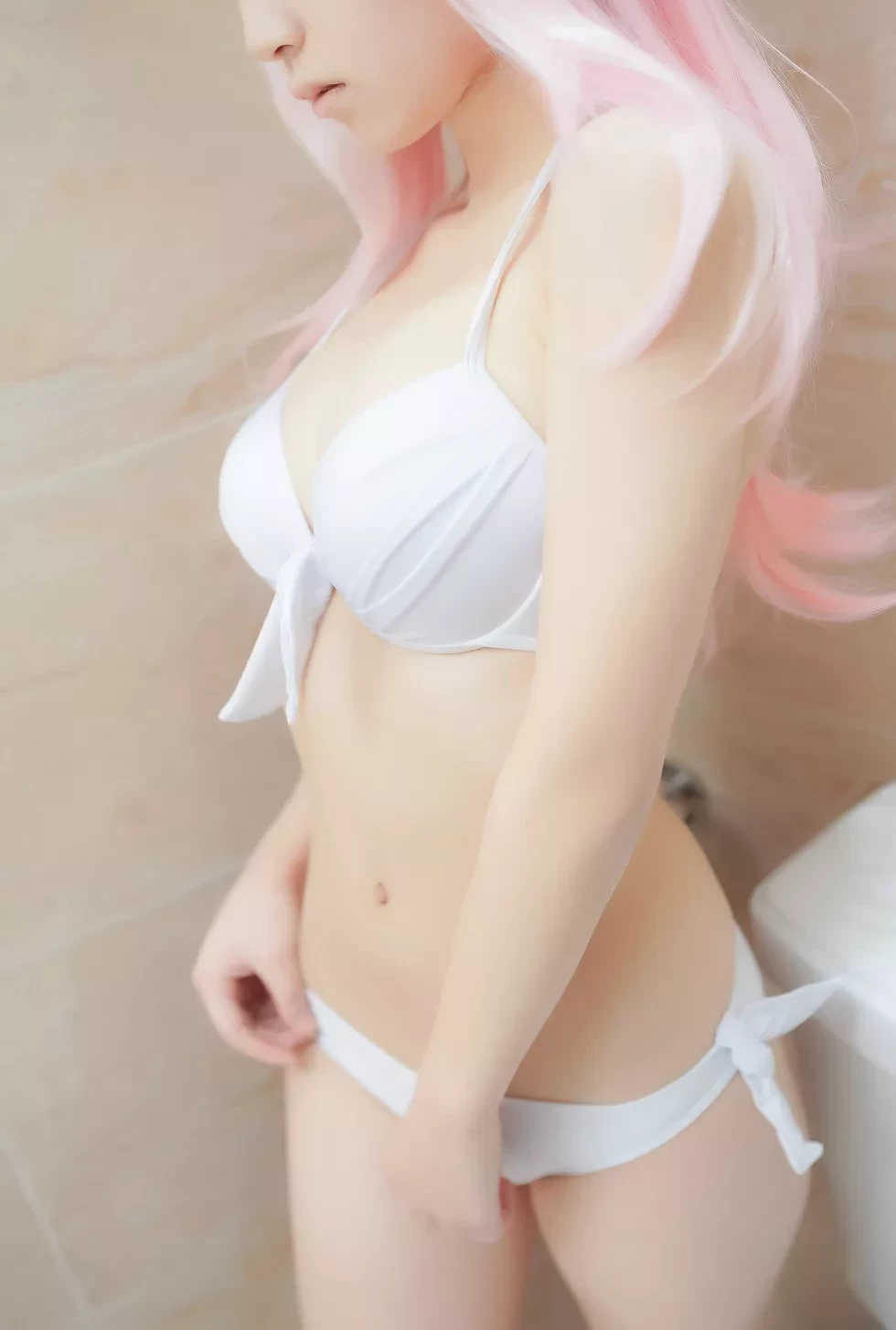 [Cosplay精选]白色比基尼美少女厕所全脱秀傲人豪乳白嫩肌肤写真56P