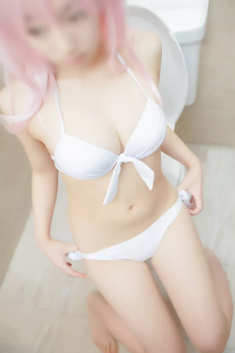 [Cosplay精选]白色比基尼美少女厕所全脱秀傲人豪乳白嫩肌肤写真56P