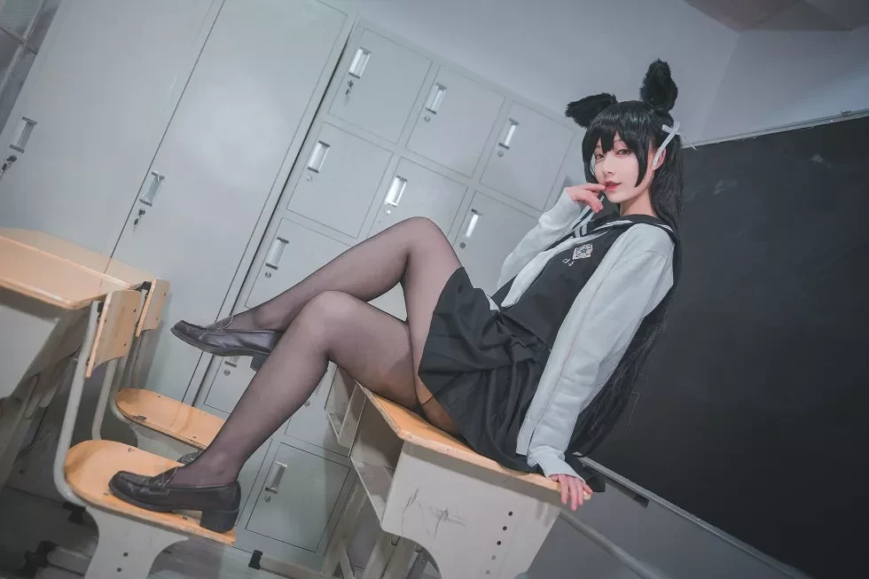 [Cosplay精选]动漫博主铁板烧鬼舞w爱宕系列JK制服 吊带蕾丝袜诱惑写真41P