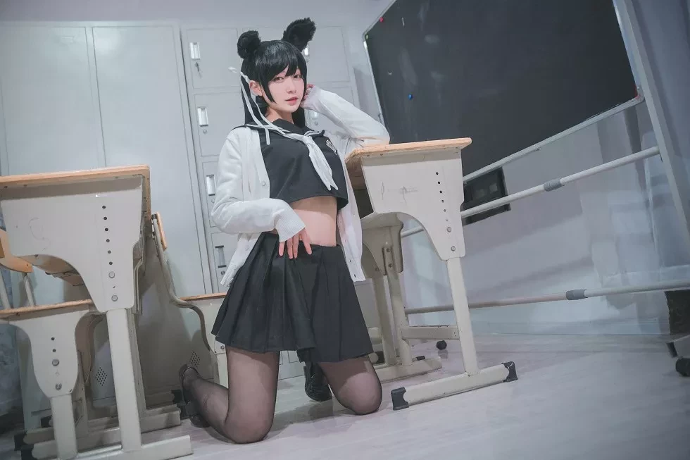 [Cosplay精选]动漫博主铁板烧鬼舞w爱宕系列JK制服 吊带蕾丝袜诱惑写真41P