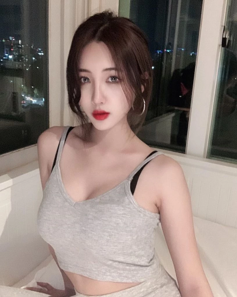 放风了！美艳正妹MODEL 윤주穿低胸小背心散步