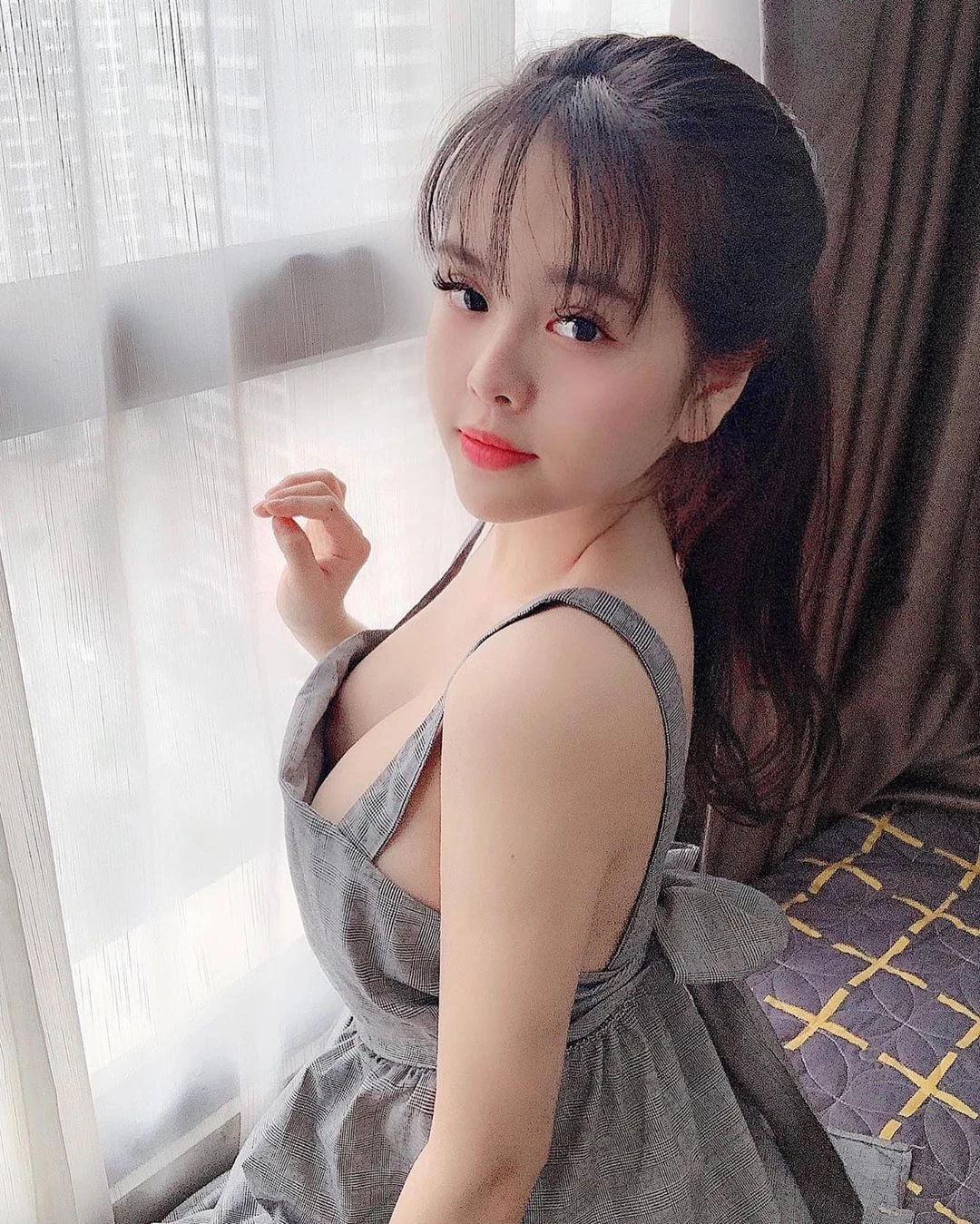 童颜巨乳越南妹“Trang Nguyễn”中路大开雪乳滑出