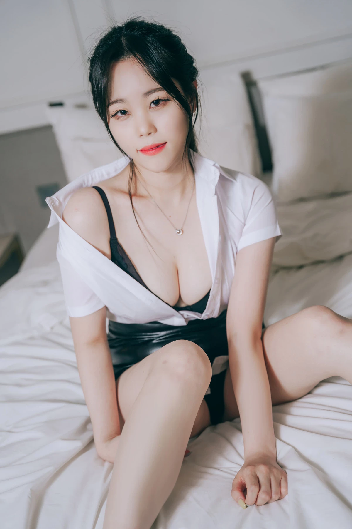 [Suyeon 수연] OL白皙嫩乳绷出 令人惊喜 [81P]