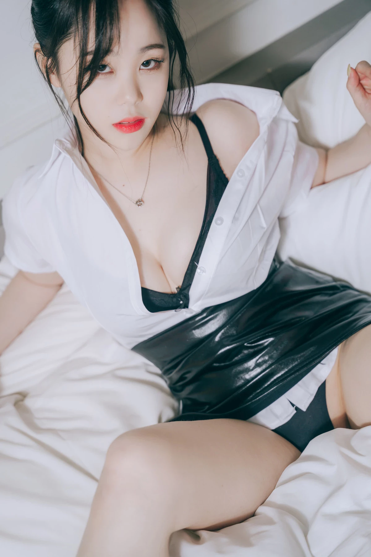 [Suyeon 수연] OL白皙嫩乳绷出 令人惊喜 [81P]