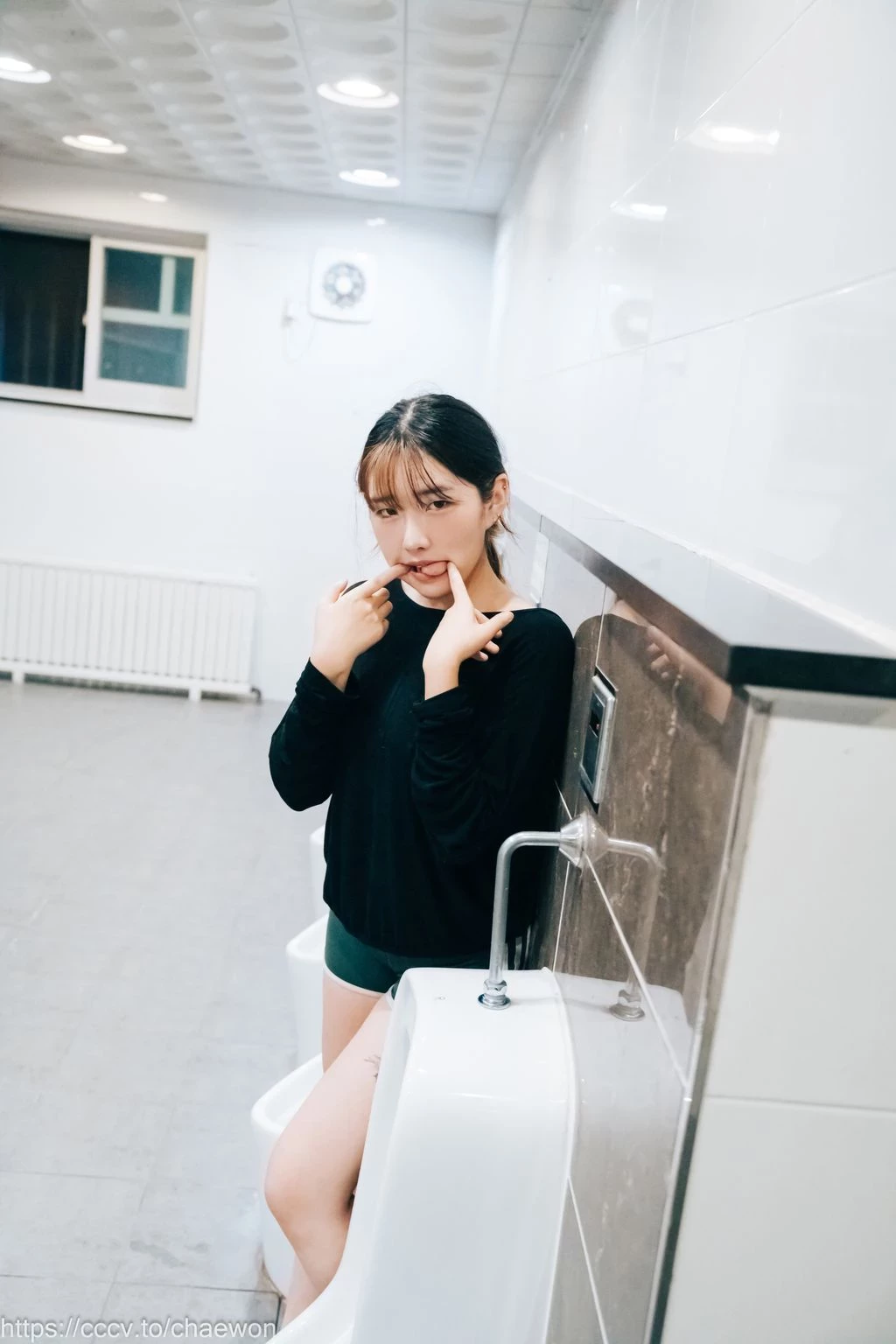 [Loozy] SonSon [손손]： Public Toilet [157 photos] [157P]