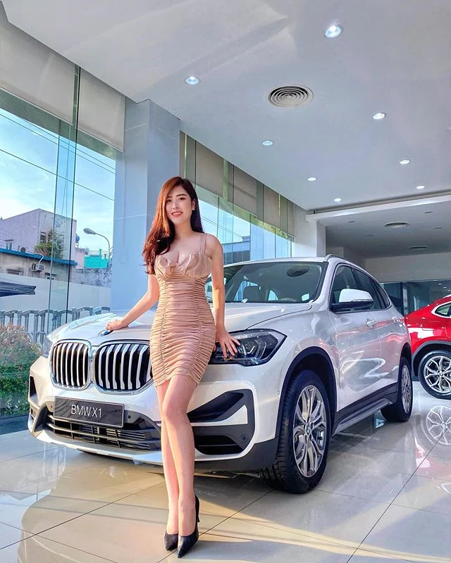 BMW业务妹“坚挺撑爆白衬衫”长腿侧坐重机 火辣身材征服男客