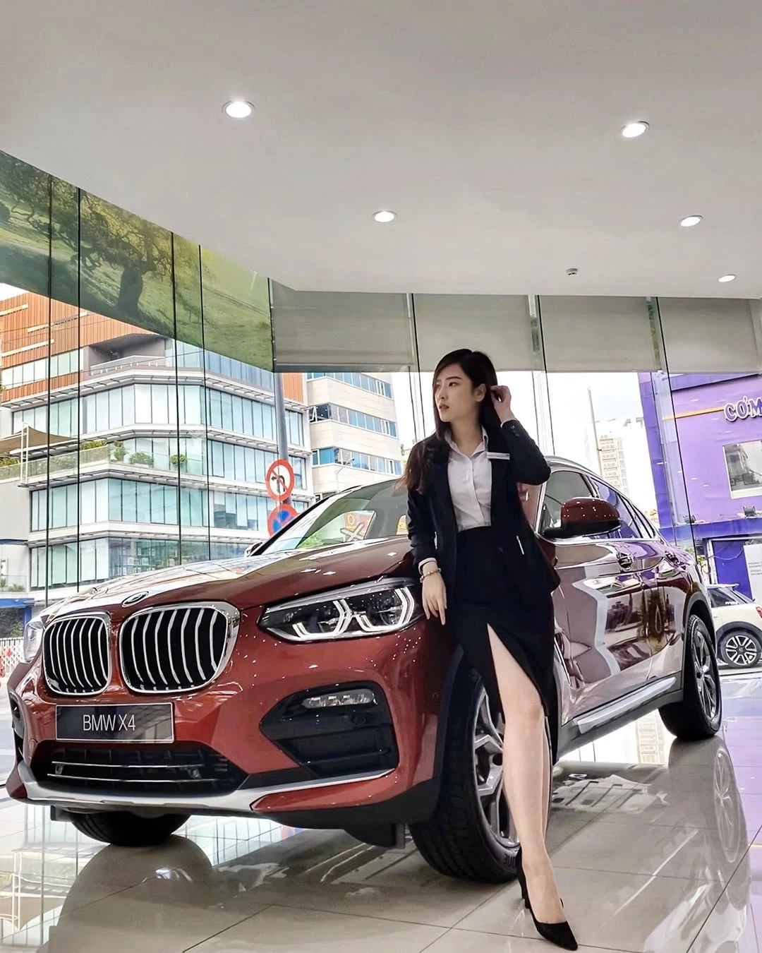 越南BMW长腿业务自备“白嫩气囊”陪试乘