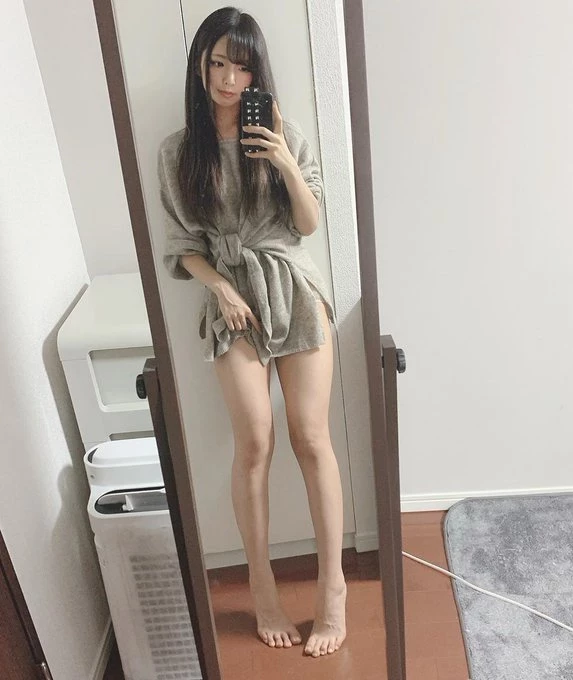 広瀬美：爱镜前自拍的小美妹