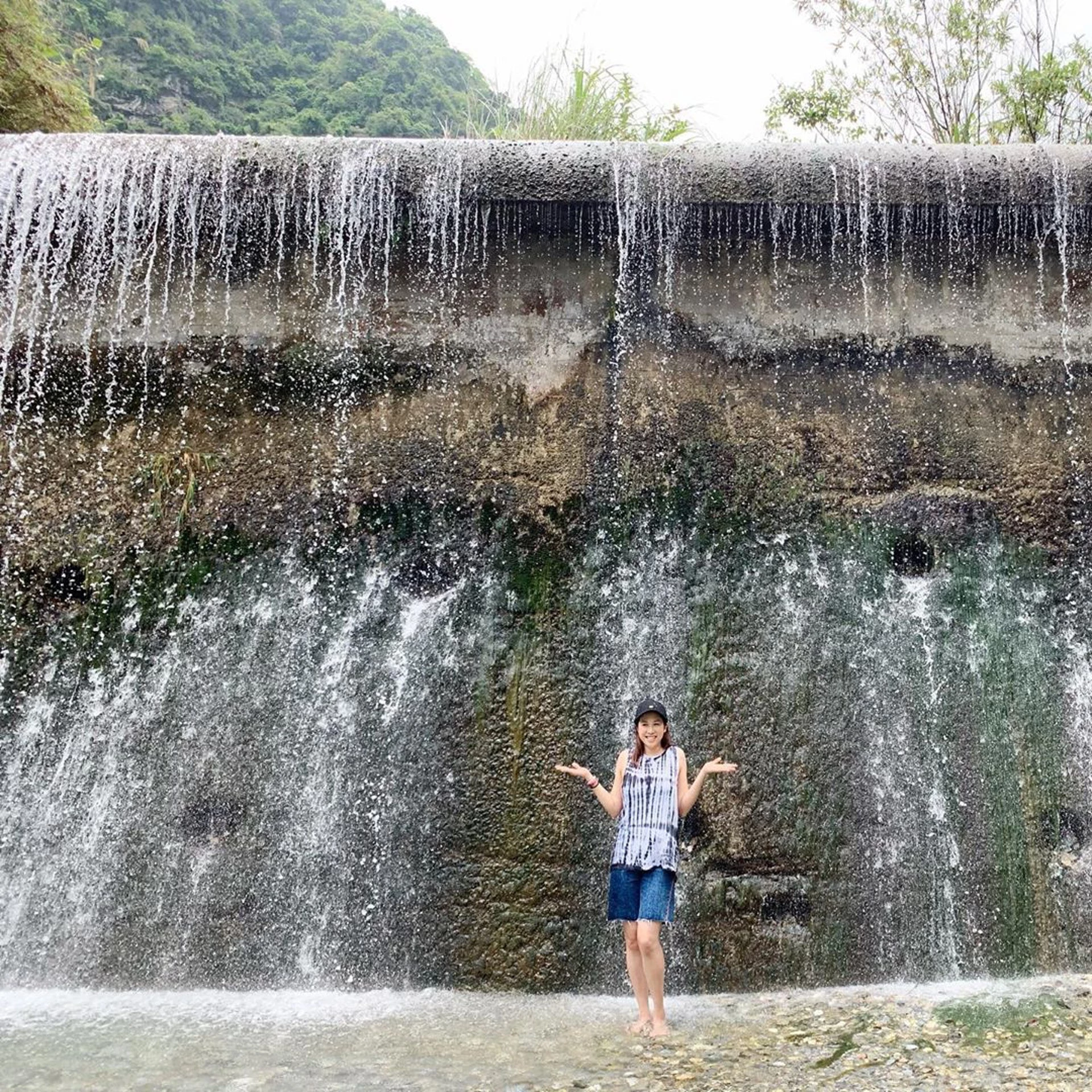 邵珮诗IG晒台湾海滩三点式美照 “星级网友”笑称好像是一根香蕉