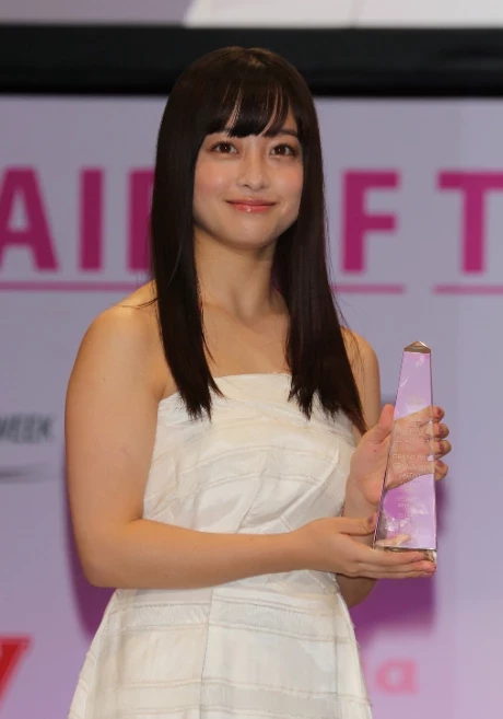 天使《桥本环奈》新剧真的瘦了！从高中生演到社会人依然美得冒泡！