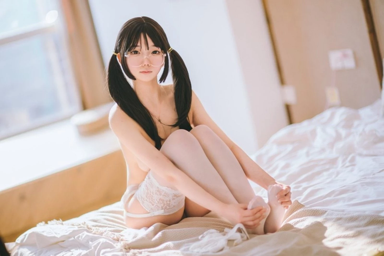 人气coser“童颜美乳”白色情趣装眼镜配上身材太犯规 [62P]