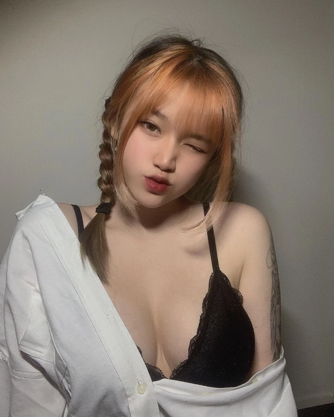 拥有一对丰满巨乳 翘臀的吸睛程度也不遑多让~Kaylie