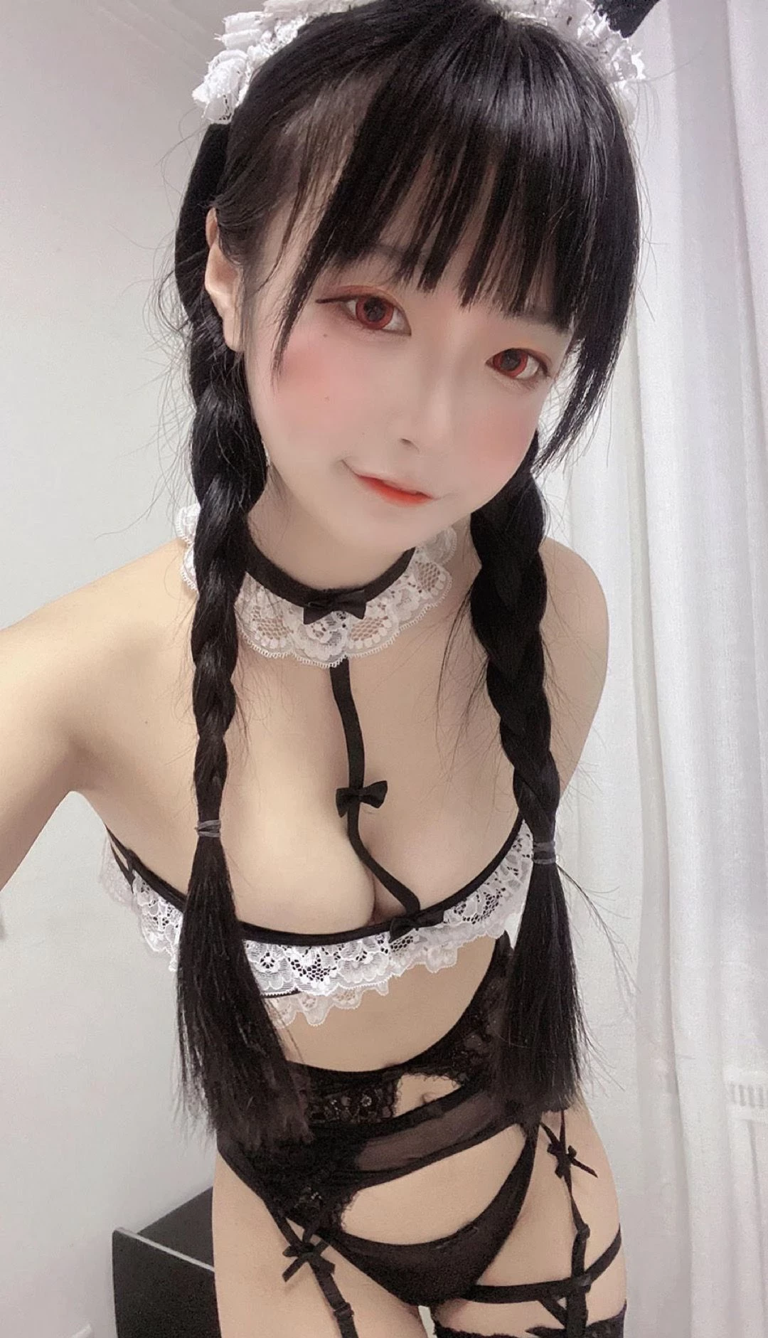 黑 色 兔 兔 还 是 制 服