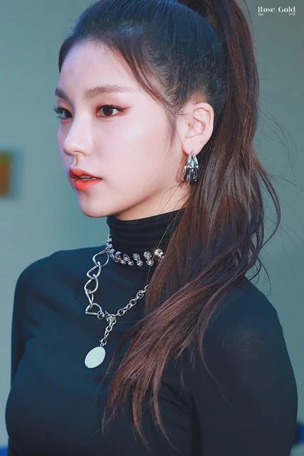 韩国女团正妹 ITZY YEJI 很难不被她眼睛电到