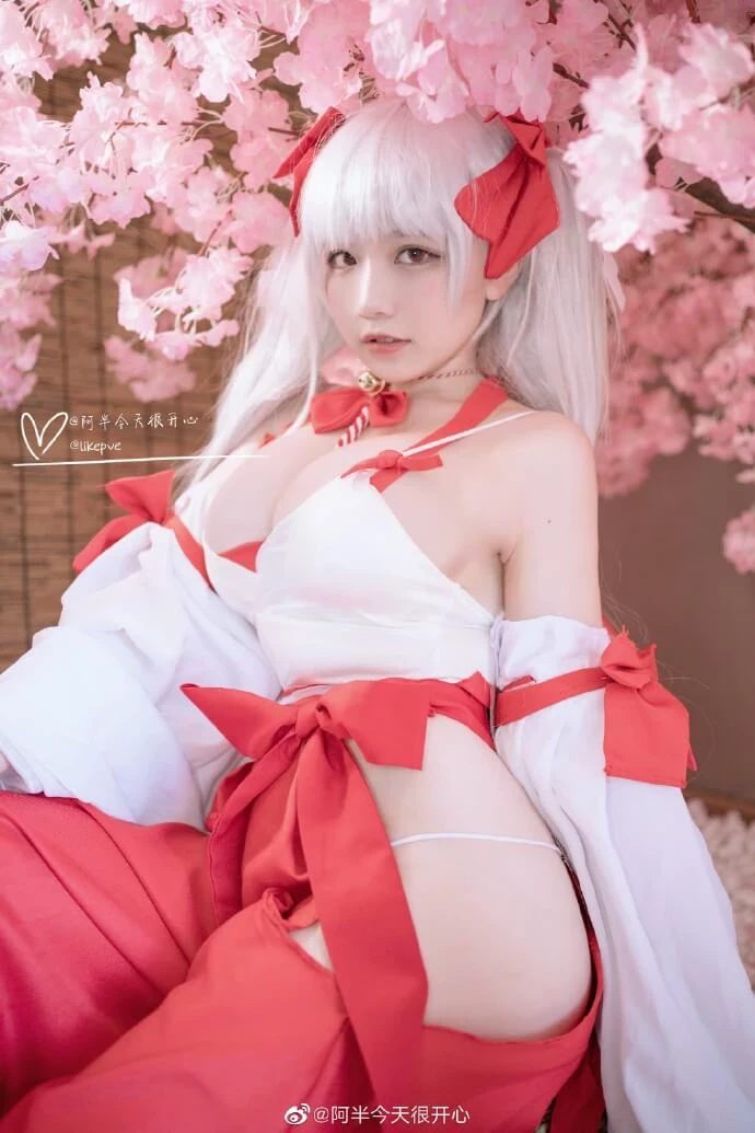 《碧藍航線》可畏性感巨乳巫女服Cosplay美圖[CN：阿半今天很開心] [8P]