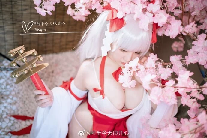 《碧藍航線》可畏性感巨乳巫女服Cosplay美圖[CN：阿半今天很開心] [8P]