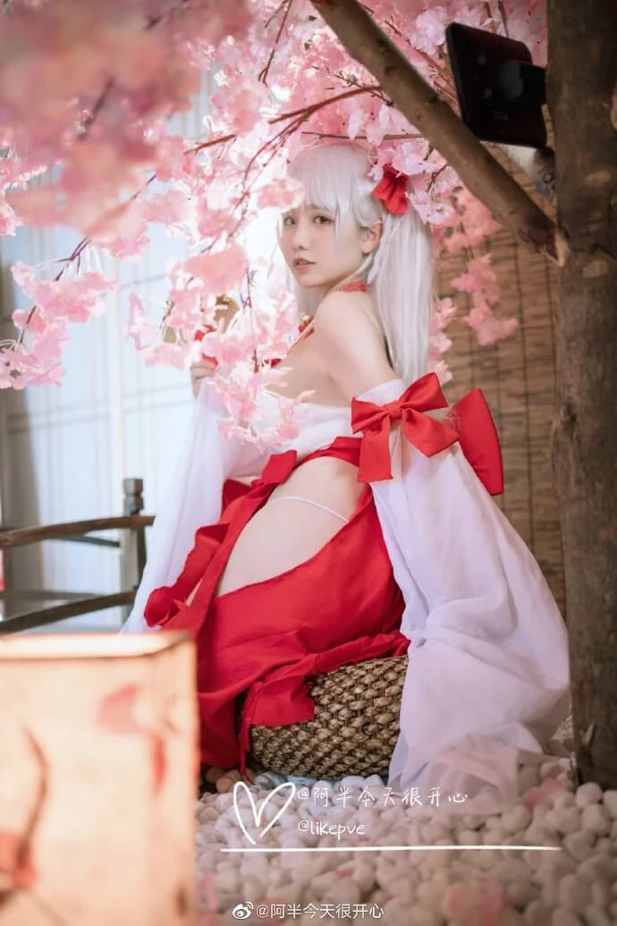 《碧藍航線》可畏性感巨乳巫女服Cosplay美圖[CN：阿半今天很開心] [8P]