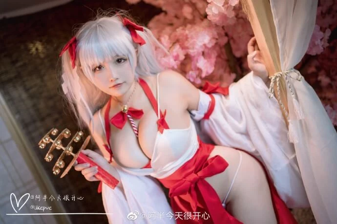 《碧藍航線》可畏性感巨乳巫女服Cosplay美圖[CN：阿半今天很開心] [8P]